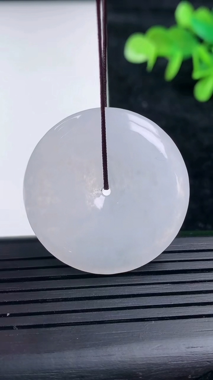 天然A货翡翠平安扣吊坠，尺寸33.5-5.2，重量:13.39g
3月16日