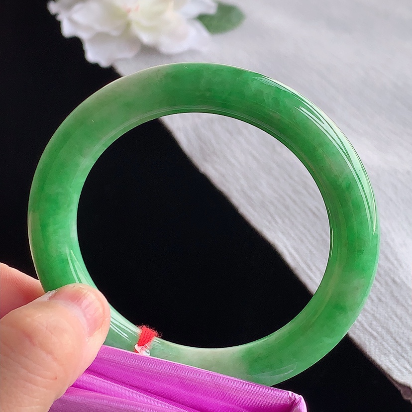 天然A货翡翠满绿圆条手镯55-56圈口  
尺寸55.3-10.2mm 0315