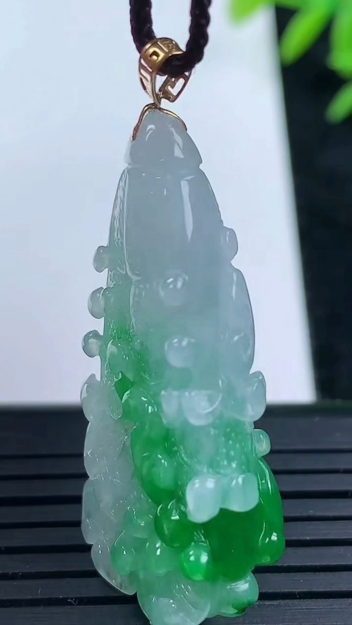 天然A货翡翠白菜吊坠，尺寸38-20-9.6，重量:10.55g
3月16日