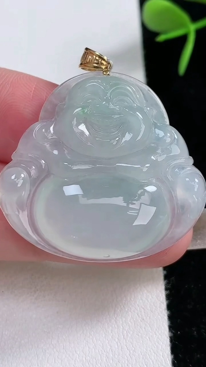 天然A货翡翠种白冰佛公吊坠，尺寸32-36-6.2，重量:10.75g
3月16日