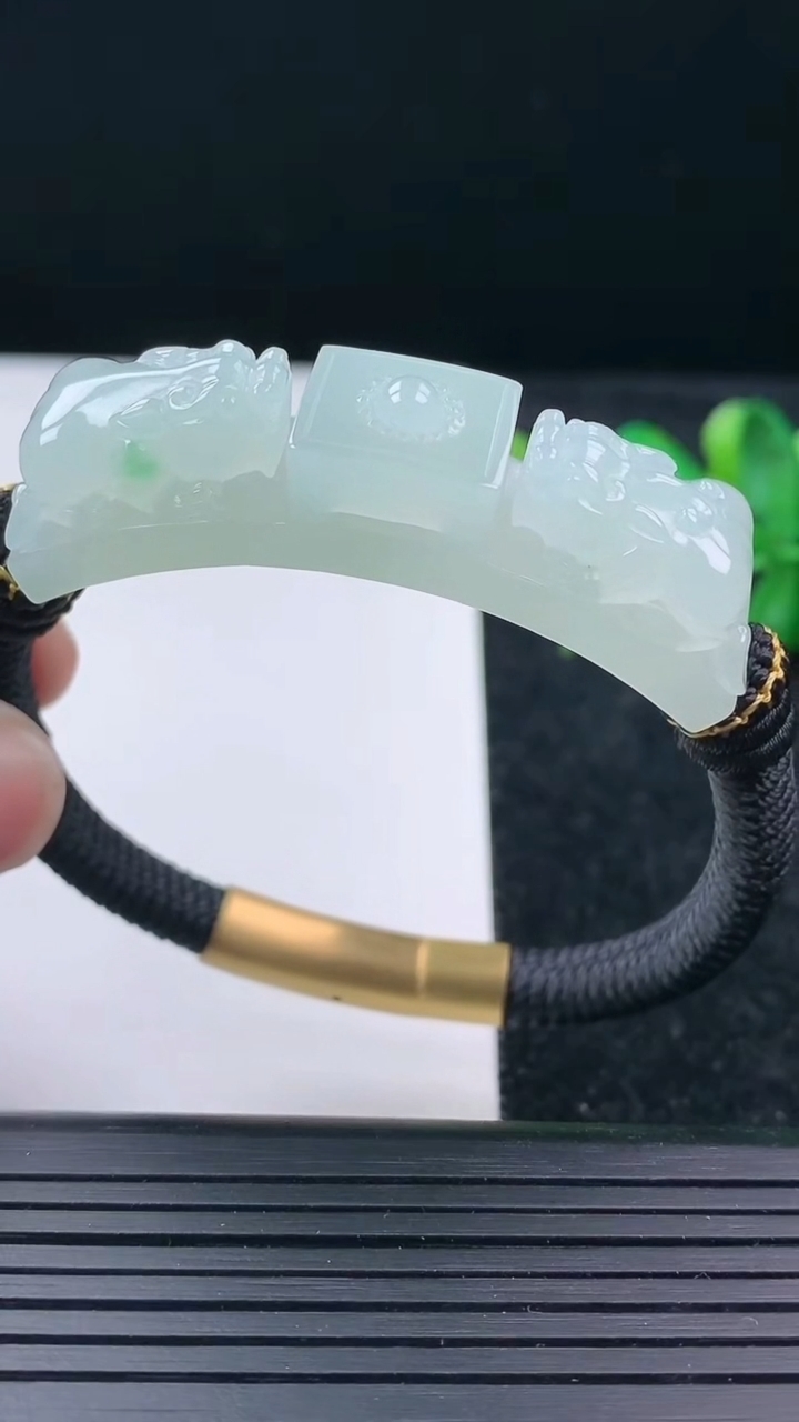 天然A货翡翠貔貅手牌尺寸53.3-12-13.1重量:32.40g
3月16日