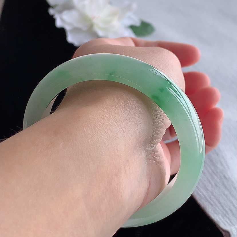 天然A货翡翠飘绿正装正圈手镯55-56圈口 
尺寸55.3-12.4-7.7mm 0315