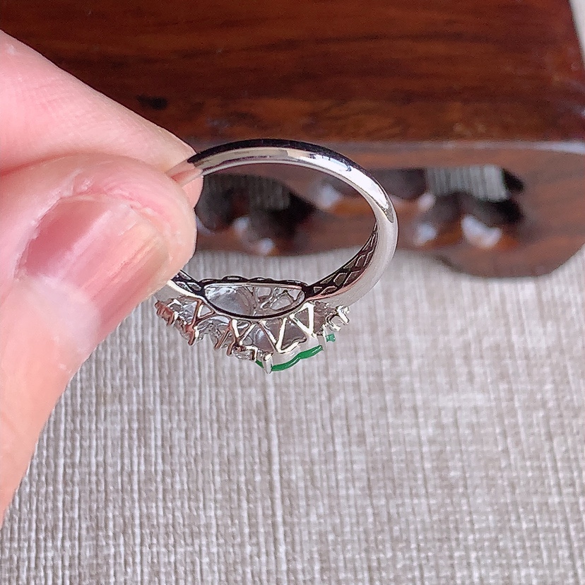 天然A货翡翠18K金伴钻镶嵌阳绿葫芦戒指 圈口17裸石
尺寸6.5-4mm 重量2.54g 0314