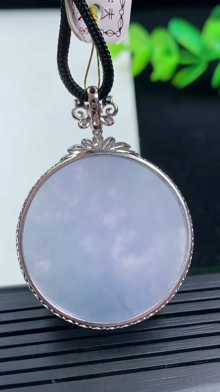 天然A货翡翠种紫罗兰无事牌吊坠尺寸42.7-31.1-8.7裸石29.3重量:15.07g
3月16日