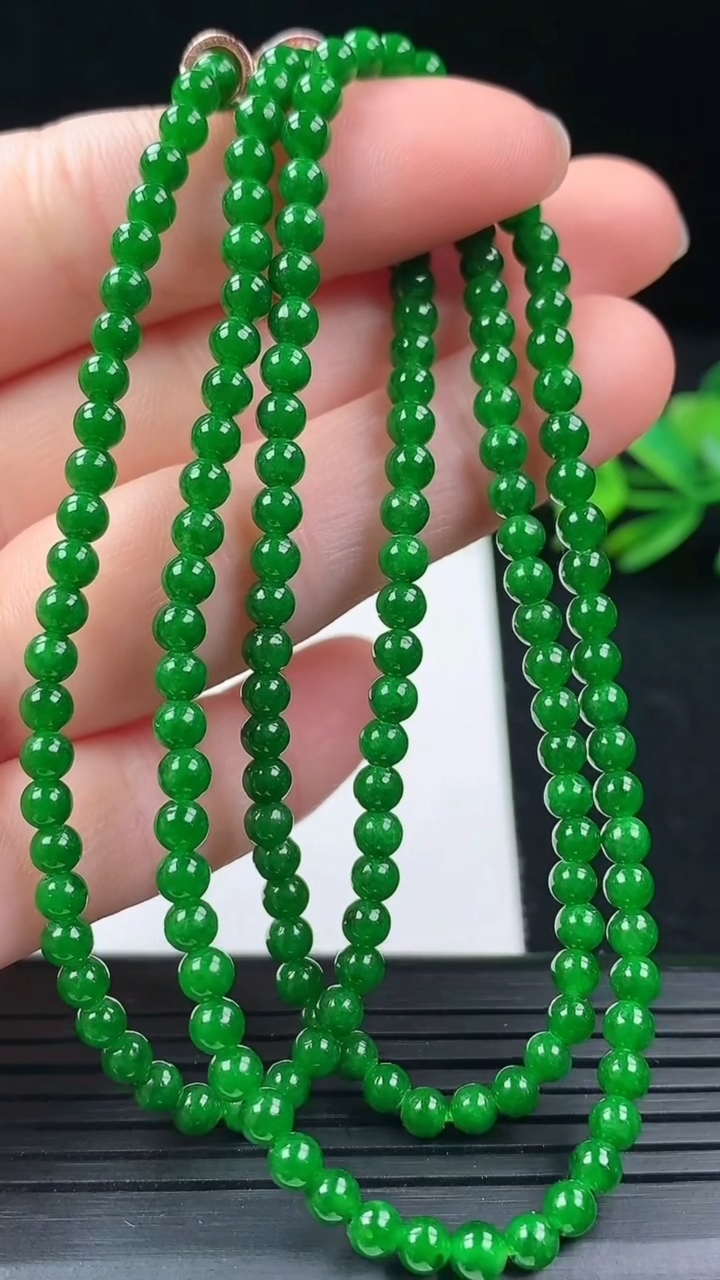 天然A货翡翠小米珠项链尺寸4-164颗重量:19.14g3月16日
工厂直销收藏佳品,种好水足，色泽均匀，有种有色，上手高大气！