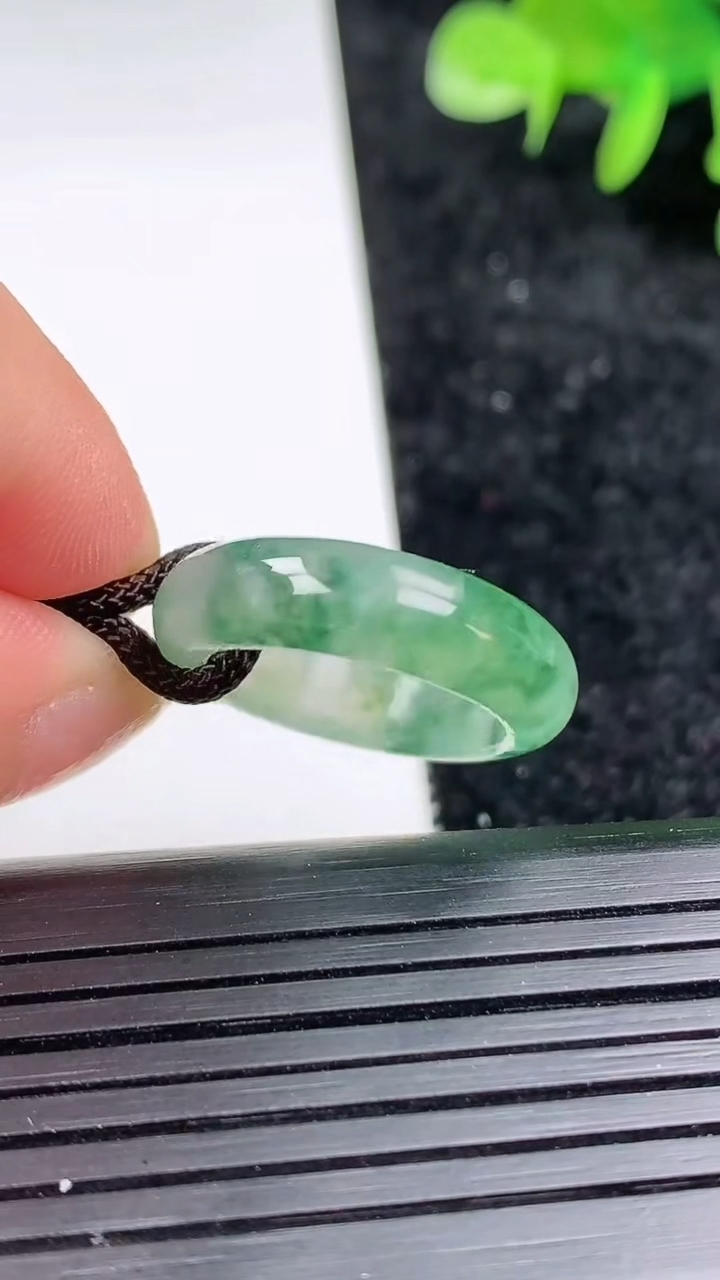 天然A货翡翠飘花素面玉指环 戒指，尺寸16.2-6-3.3，重量:3.18g2026年3月16日
工厂直销收藏佳品,种好水足，色泽均匀，有种有色，上手高大气！
​