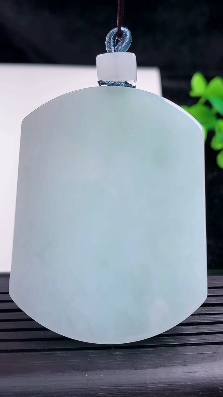 天然A货翡翠无事牌吊坠，尺寸55-42-5.5，重量:38.77g
3月16日