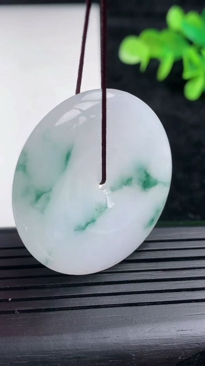 天然A货翡翠飘花平安扣吊坠，尺寸36.5-5.8，重量:17.87g
3月16日