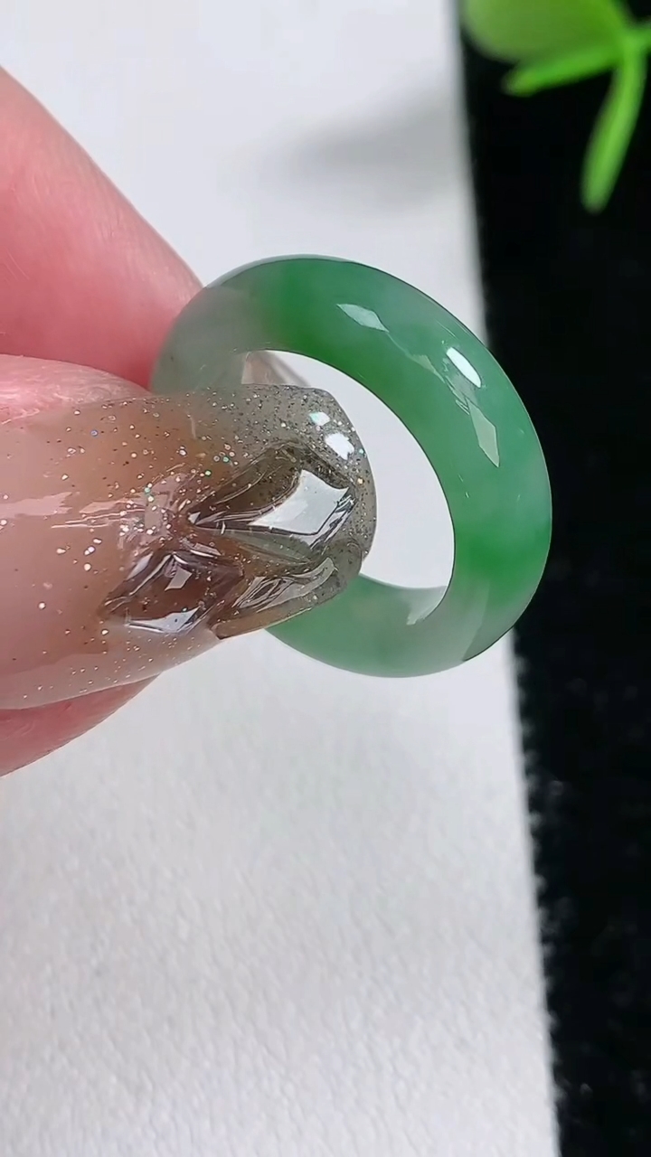 天然A货翡翠玉指环戒指，尺寸14.4-5.2-3，重量:2.77g2026年3月16日
工厂直销收藏佳品,种好水足，色泽均匀，有种有色，上手高大气！