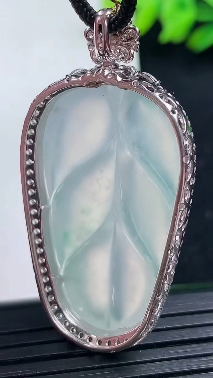 天然A货翡翠种白冰金枝玉叶 叶子吊坠尺寸46.6-23.4-9.9裸石35.6-21重量:12.43g
3月16日