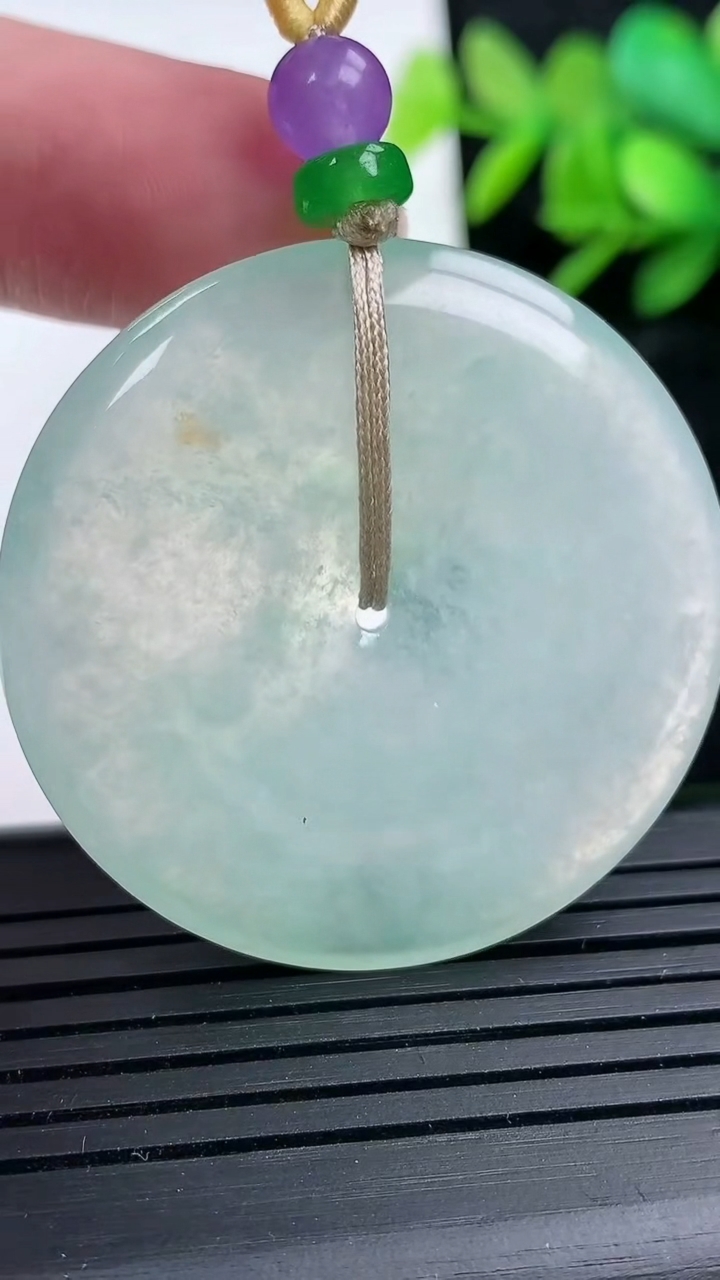 天然A货翡翠平安扣吊坠，尺寸38.6-5.2，重量:18.19g
3月16日