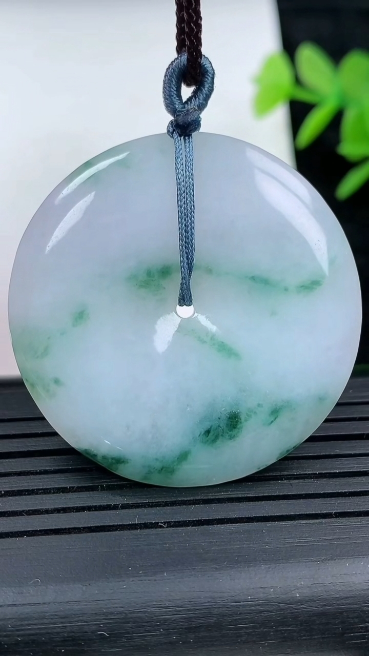 天然A货翡翠飘花平安扣吊坠，尺寸39-5.5，重量:17.67g
3月16日