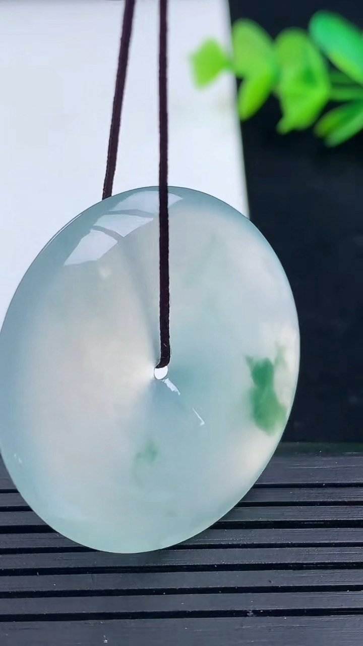 天然A货翡翠种飘花平安扣吊坠尺寸35.6-5.8重量:15.69g
3月16日