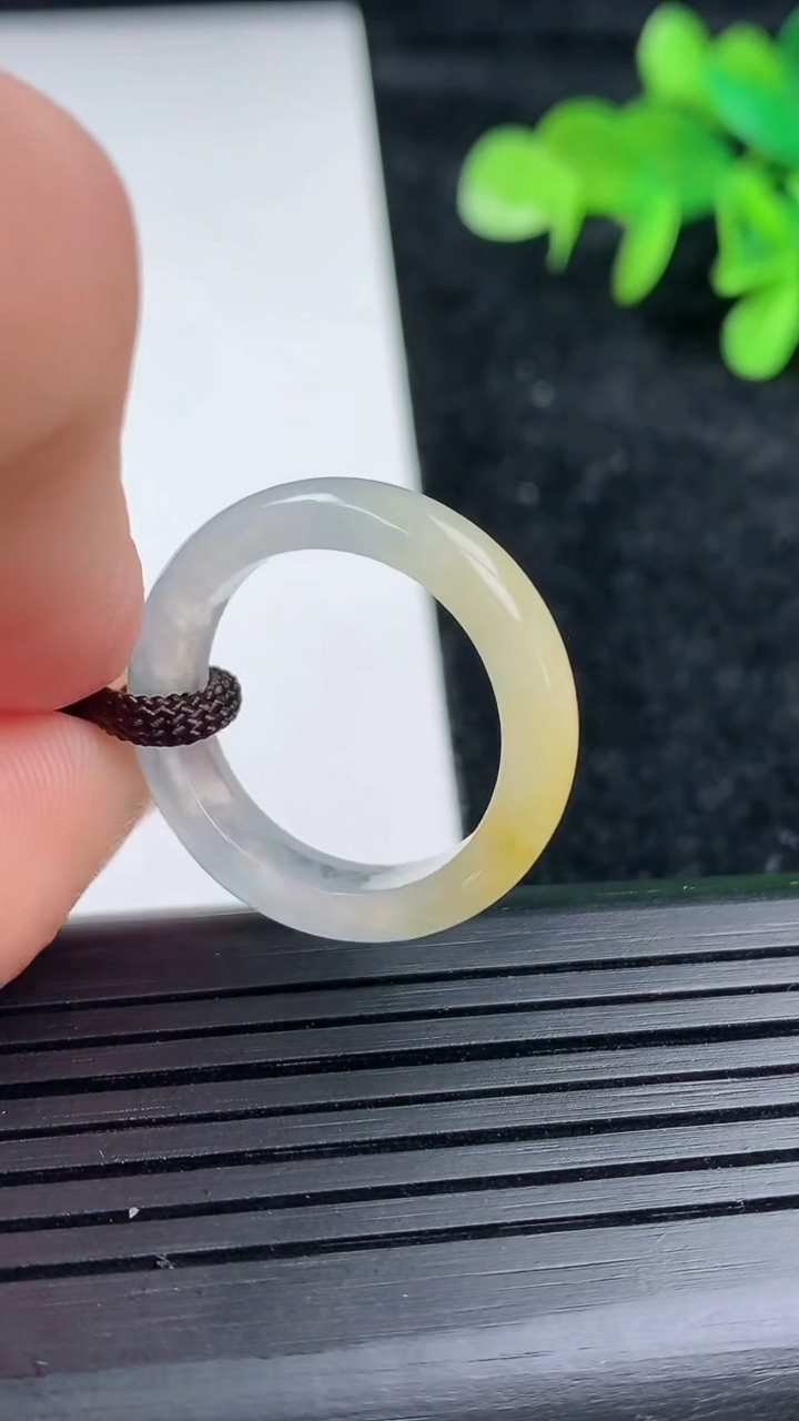 天然A货翡翠飘彩素面玉指环 戒指，尺寸18.3-5-3.3，重量:3.11g2026年3月16日
工厂直销收藏佳品,种好水足，色泽均匀，有种有色，上手高大气！