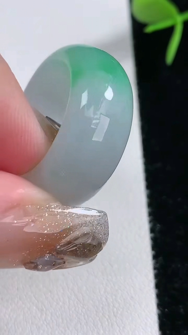 天然A货翡翠素面玉指环板指，尺寸20.3-11.5-5，重量:12.63g2026年3月16日
工厂直销收藏佳品,种好水足，色泽均匀，有种有色，上手高大气！