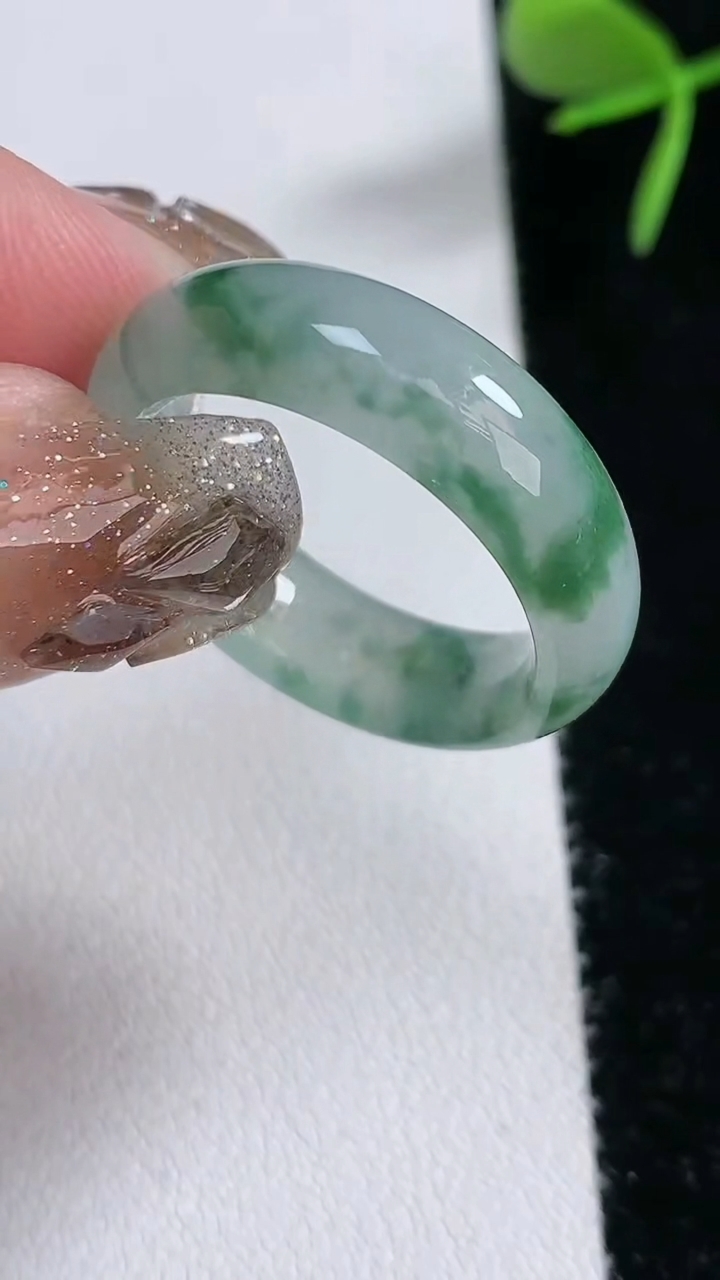 天然A货翡翠冰种飘花玉指环戒指，尺寸20.2-7-4，重量:5.46g2026年3月16日
工厂直销收藏佳品,种好水足，色泽均匀，有种有色，上手高大气！