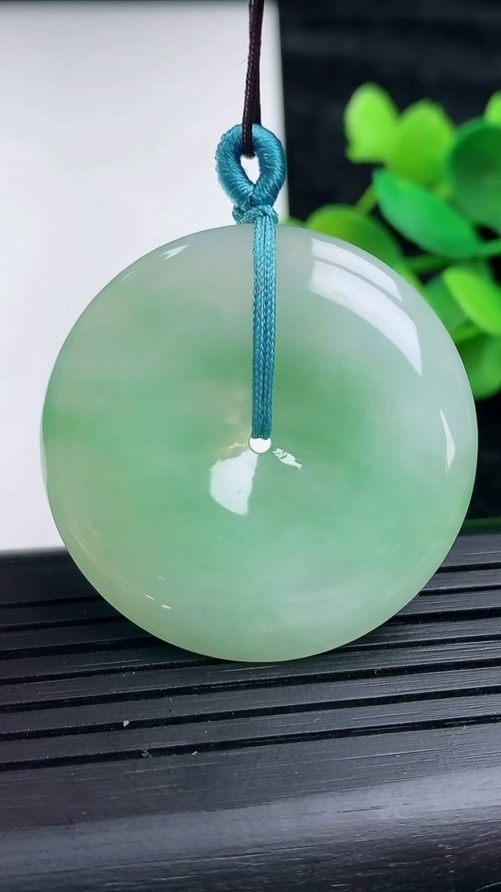 天然A货翡翠平安扣吊坠，尺寸35.6-6，重量:16.69g
3月16日