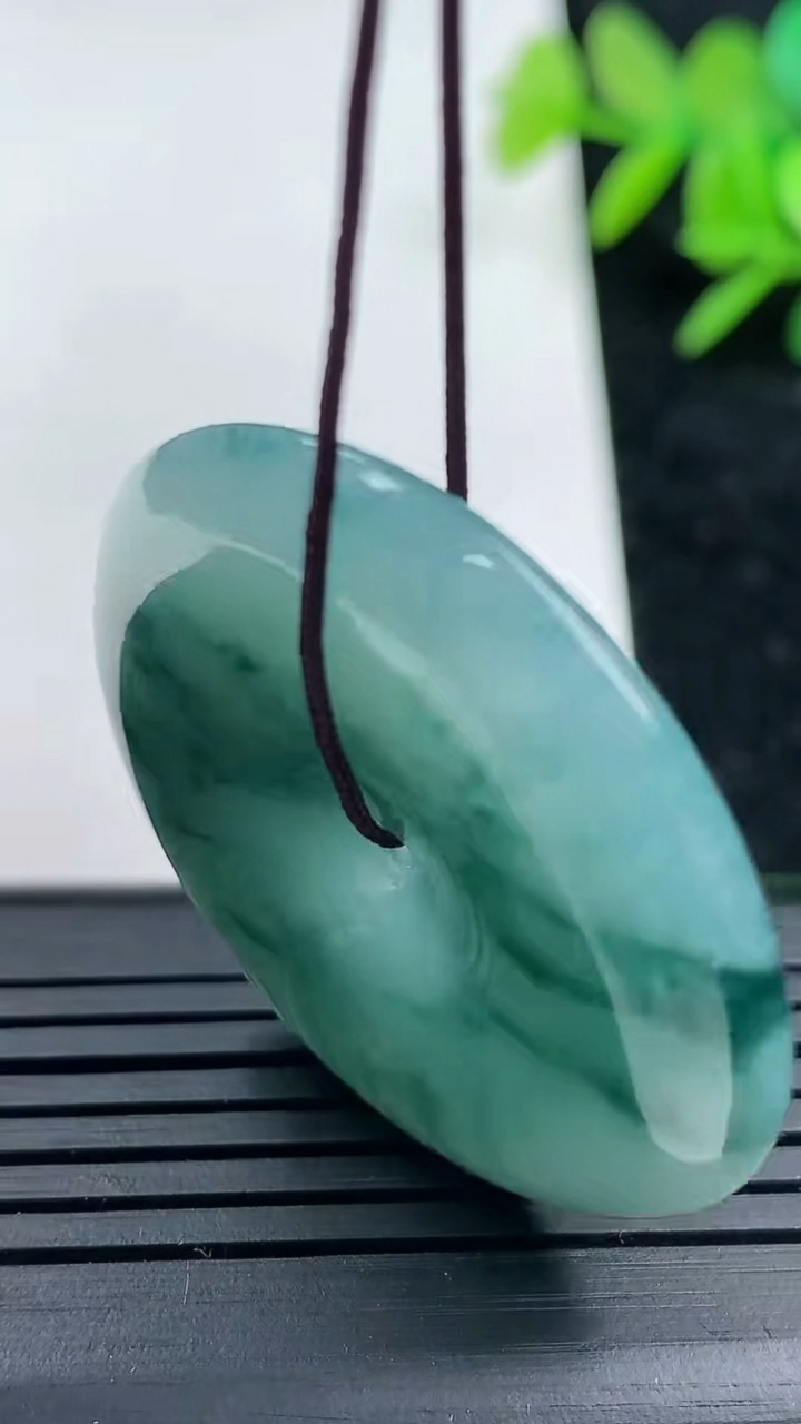 天然A货翡翠飘花平安扣吊坠，尺寸36-7，重量：19.62g
3月16日