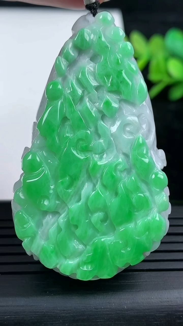 天然A货翡翠白菜吊坠，尺寸57-34-16.5，重量:51.77g
3月16日