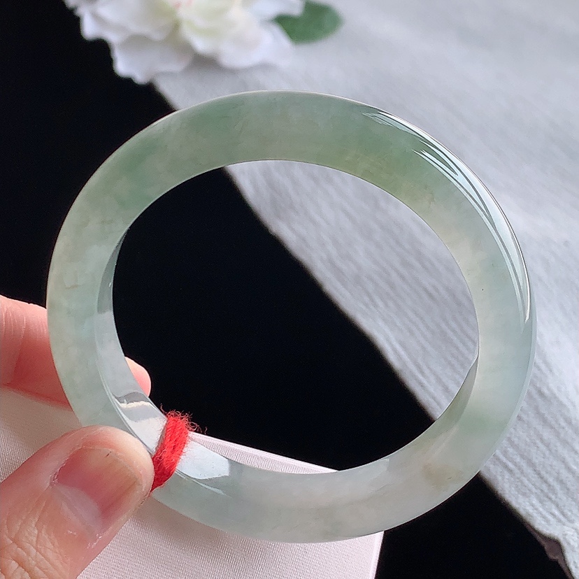 天然A货翡翠晴水正装正圈手镯53-54圈口 
尺寸53.8-11.4-8.2mm 0315