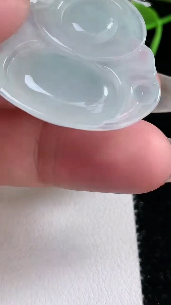 天然A货翡翠种白冰佛公吊坠，尺寸32-36-6.2，重量:10.75g
3月16日