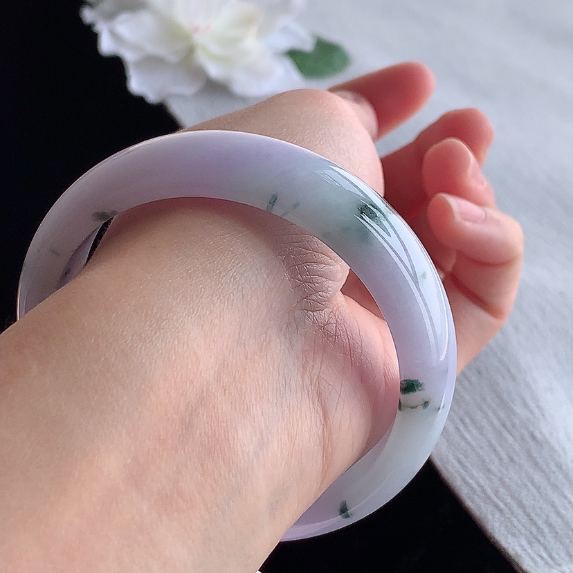 天然A货翡翠紫罗兰飘花正装正圈手镯56-57圈口  
尺寸56.8-15.5-7.5mm 0315