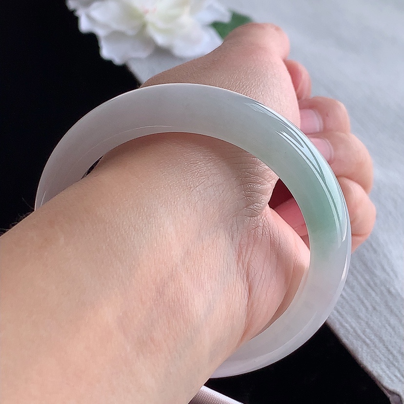 天然A货翡翠飘绿正装正圈手镯54-55圈口 
尺寸54.3-13-8.6mm 0315