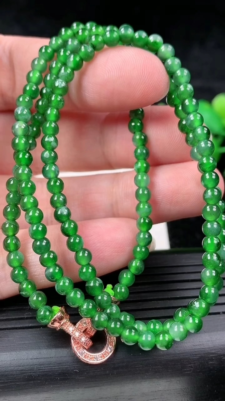 天然A货翡翠圆珠项链，尺寸3，重量:8.80g3月16日
工厂直销收藏佳品,种好水足，色泽均匀，有种