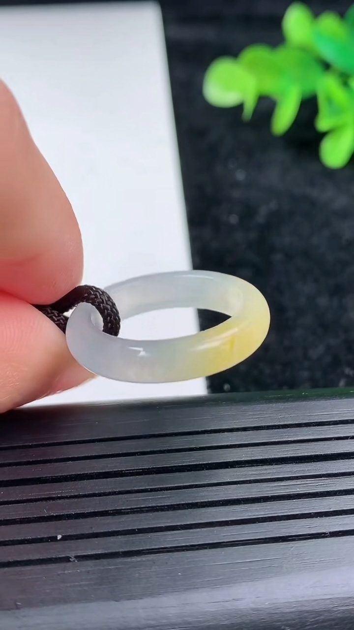 天然A货翡翠飘彩素面玉指环 戒指，尺寸18.3-5-3.3，重量:3.11g2026年3月16日
工厂直销收藏佳品,种好水足，色泽均匀，有种有色，上手高大气！