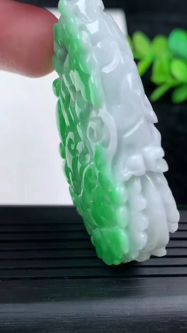 天然A货翡翠白菜吊坠，尺寸57-34-16.5，重量:51.77g
3月16日