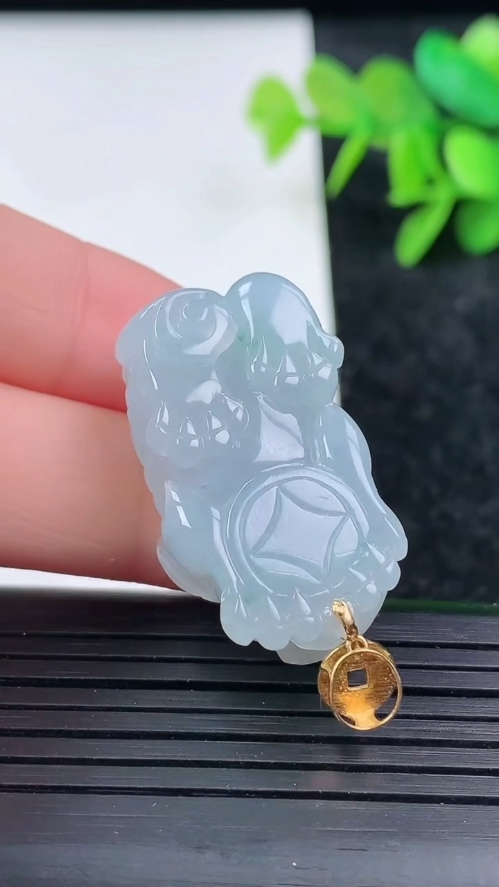 天然A货翡翠18K金飘花貔貅吊坠尺寸30.4-16.6-12.2重量:14.51g
3月16日