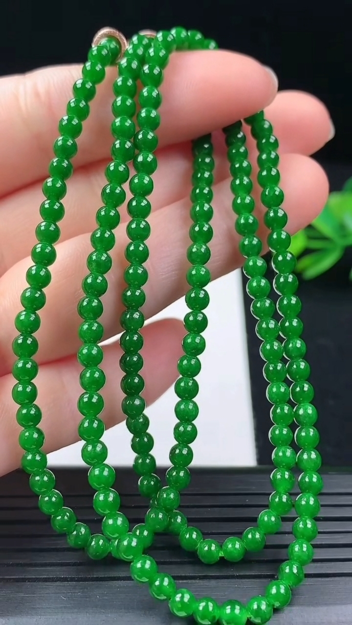 天然A货翡翠小米珠项链尺寸4-164颗重量:19.14g3月16日
工厂直销收藏佳品,种好水足，色泽均匀，有种有色，上手高大气！