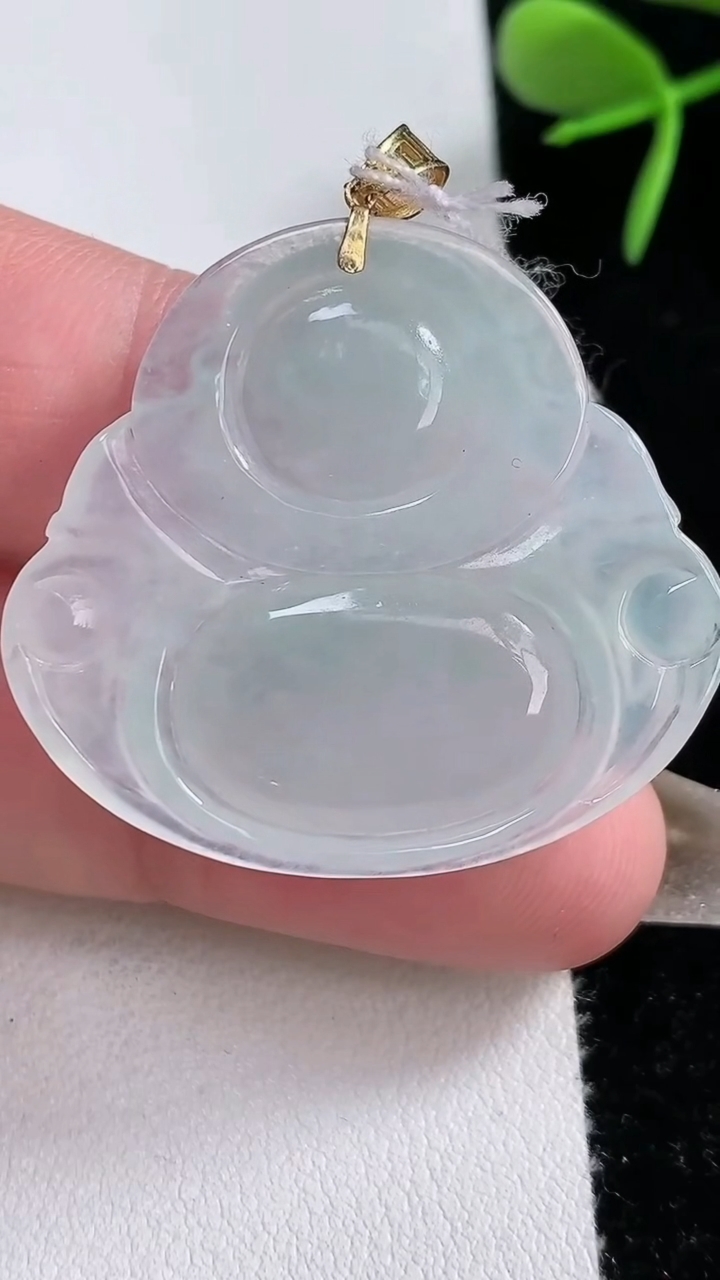 天然A货翡翠种白冰佛公吊坠，尺寸32-36-6.2，重量:10.75g
3月16日