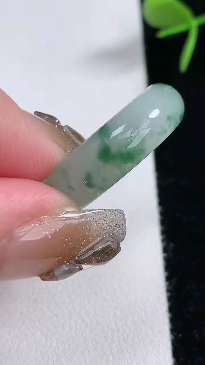 天然A货翡翠冰种飘花玉指环戒指，尺寸20.2-7-4，重量:5.46g2026年3月16日
工厂直销收藏佳品,种好水足，色泽均匀，有种有色，上手高大气！