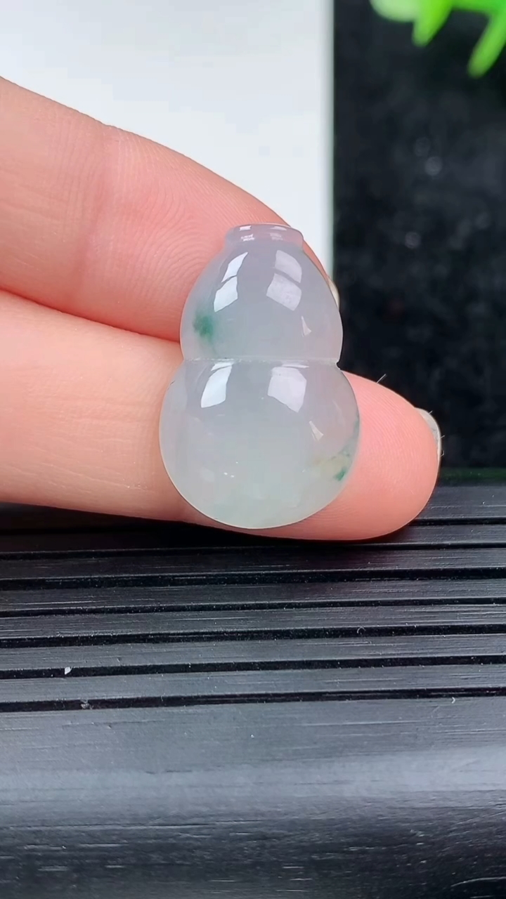 天然A货翡翠飘花葫芦镶嵌件，尺寸21.5-14.5-6.2，重量:3.51g
3月16日