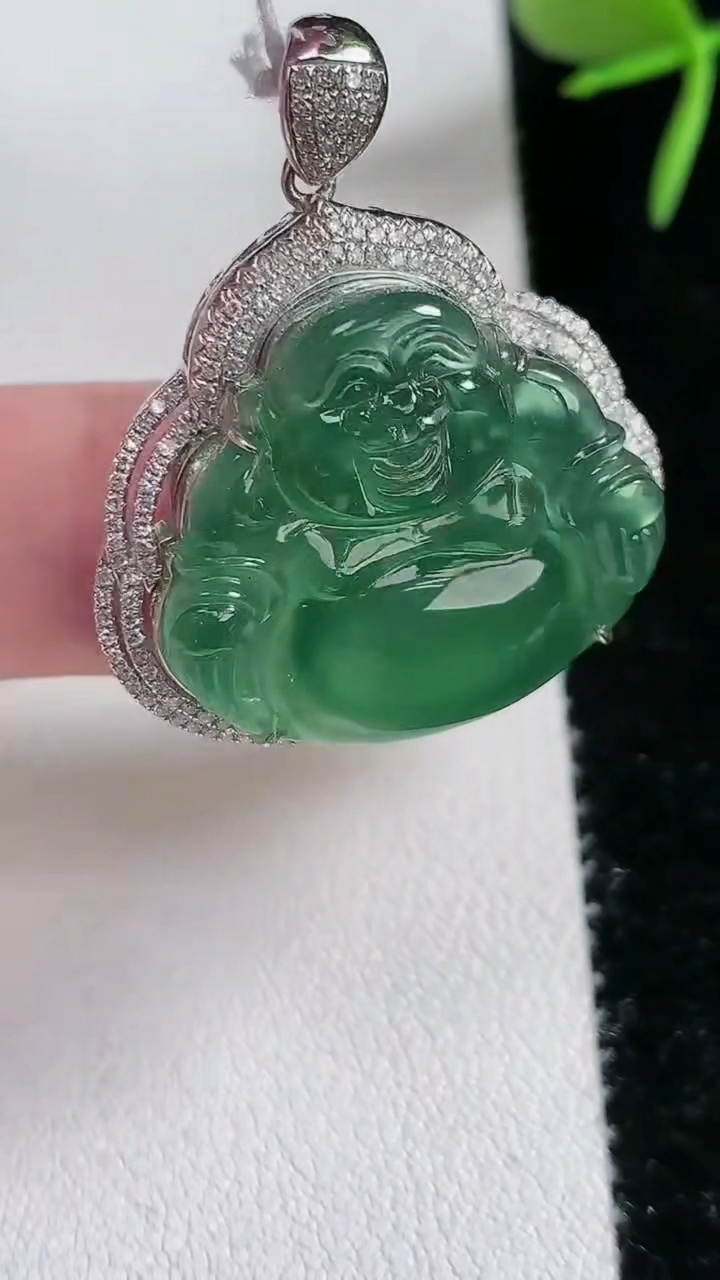 天然A货翡翠佛公吊坠，尺寸33.5-28-8.6，裸石21-23.5，重量:10.64g
3月16日