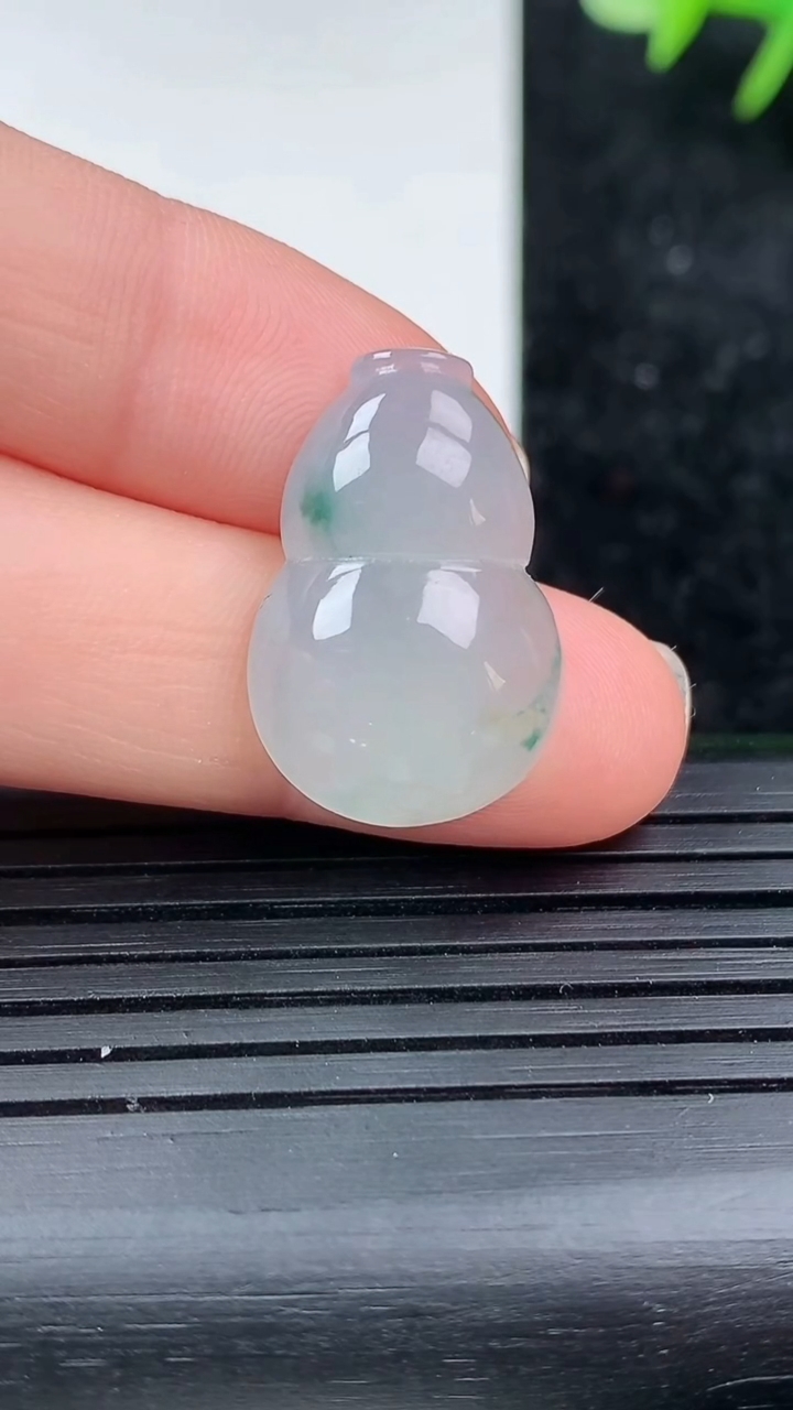 天然A货翡翠飘花葫芦镶嵌件，尺寸21.5-14.5-6.2，重量:3.51g
3月16日