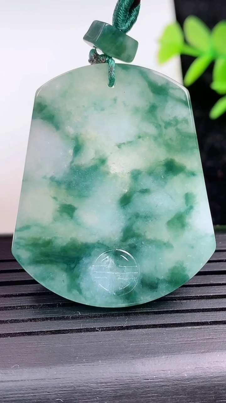 天然A货翡翠飘花仿古无事牌吊坠，尺寸40-33.6-4，重量:15.43g
3月16日