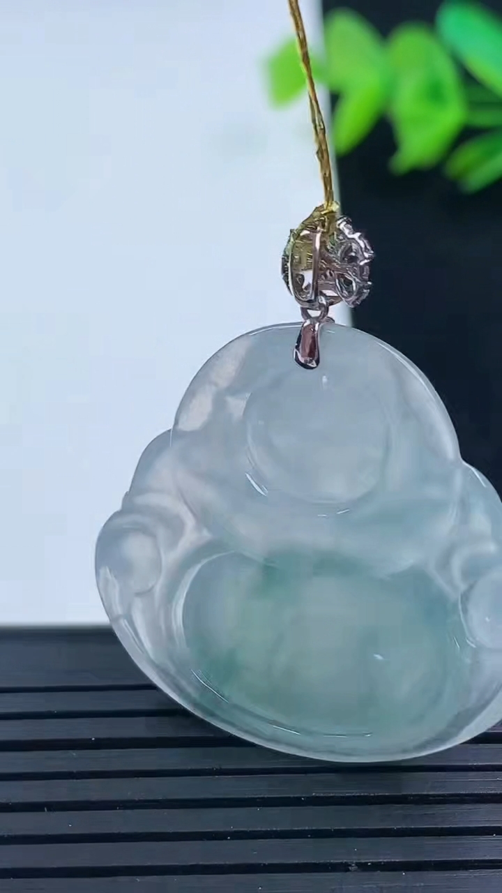 天然A货翡翠种飘花佛公吊坠尺寸30.7-32.4-5.8重量:9.56g
3月16日