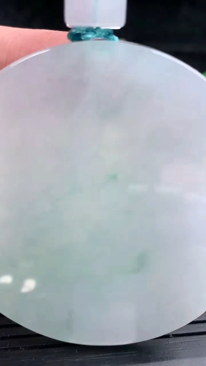 天然A货翡翠无事牌吊坠，尺寸53.5-40-6，重量:39.50g
3月16日