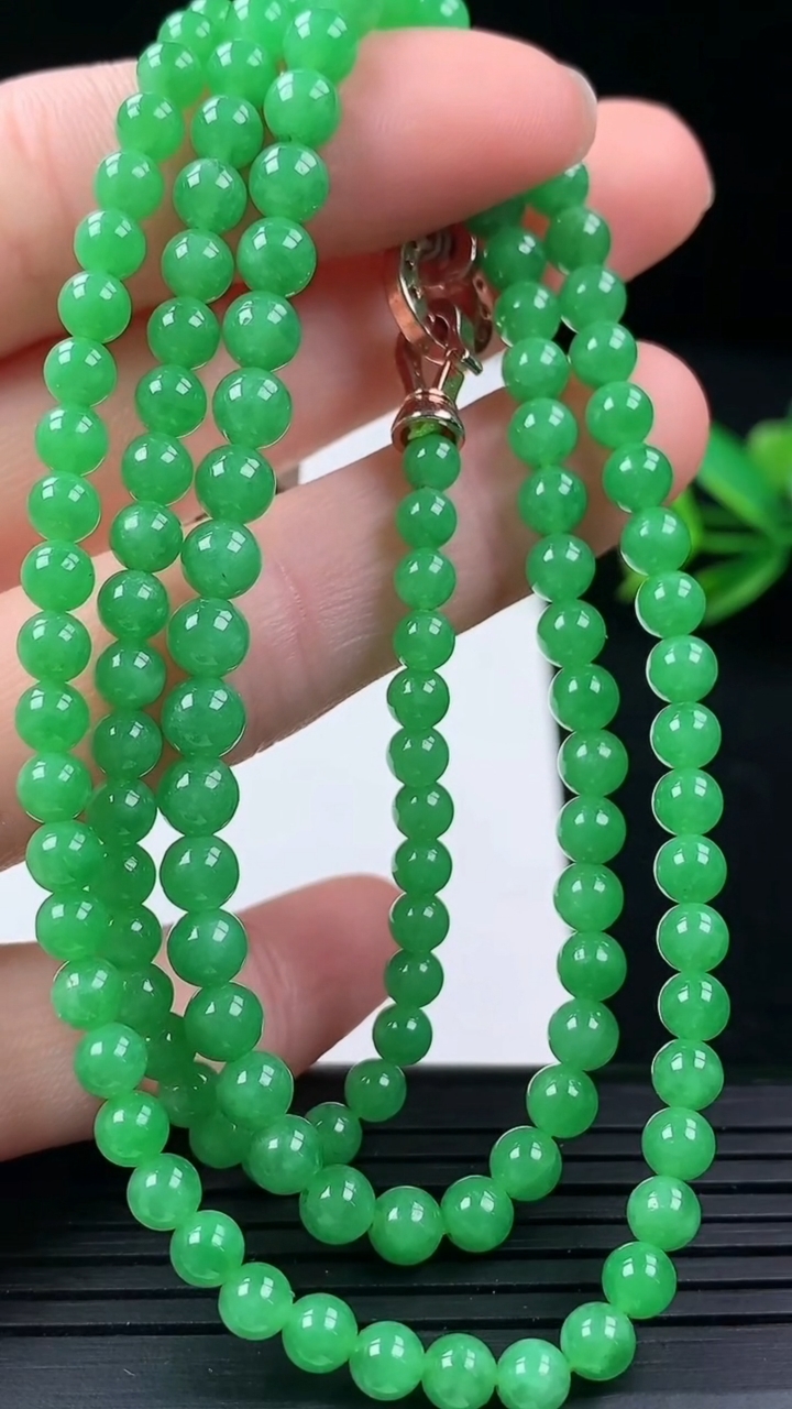 天然A货翡翠圆珠项链尺寸5-128颗重量:20.31g
3月16日