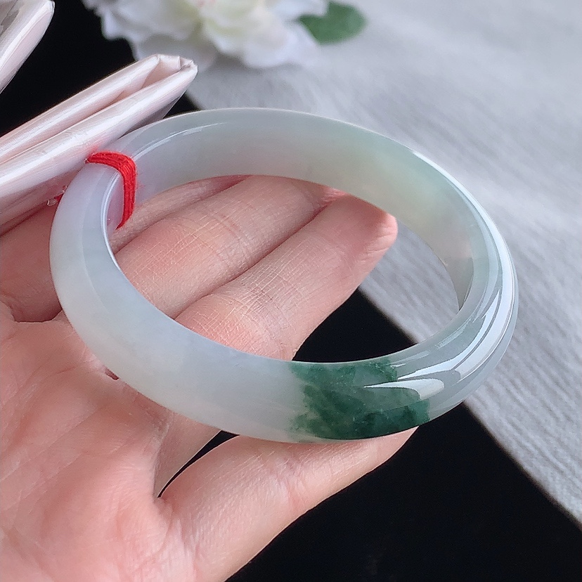 天然A货翡翠飘花正装正圈手镯55-56圈口 
尺寸55-11.6-7.6mm 0315