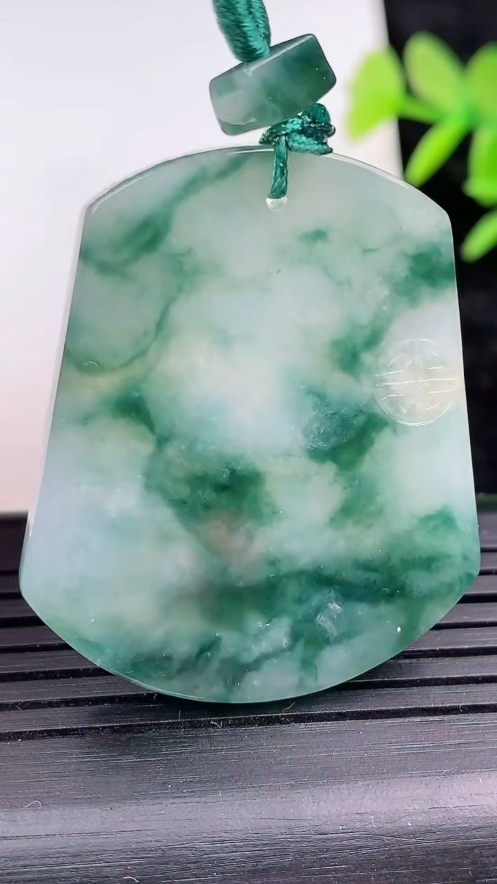 天然A货翡翠飘花仿古无事牌吊坠，尺寸40-33.6-4，重量:15.43g
3月16日