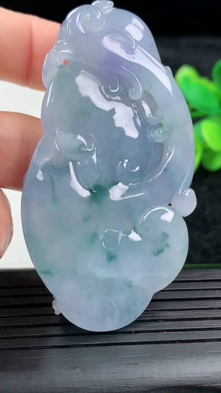 天然A货翡翠紫罗兰飘花如意吊坠尺寸62-33.9-11.6重量:39.83g
3月16日