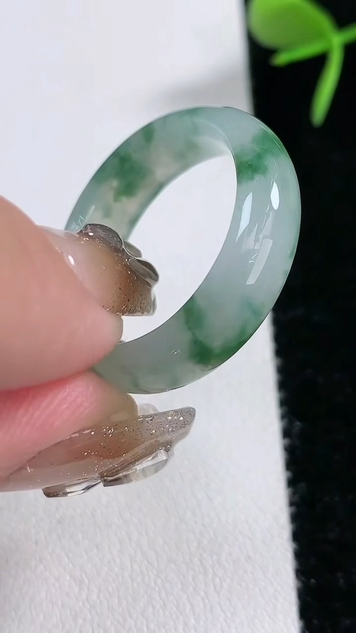天然A货翡翠冰种飘花玉指环戒指，尺寸20.2-7-4，重量:5.46g2026年3月16日
工厂直销收藏佳品,种好水足，色泽均匀，有种有色，上手高大气！