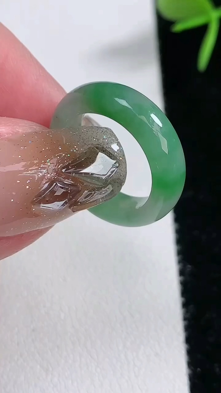 天然A货翡翠玉指环戒指，尺寸14.4-5.2-3，重量:2.77g2026年3月16日
工厂直销收藏