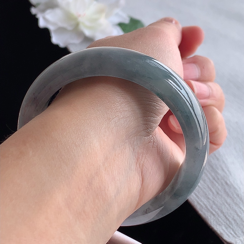 天然A货翡翠乌鸡种轮胎边正装正圈手镯55-56圈口 
尺寸55.3-16-8.3mm 0315