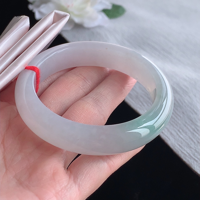天然A货翡翠飘绿正装正圈手镯54-55圈口 
尺寸54.3-13-8.6mm 0315