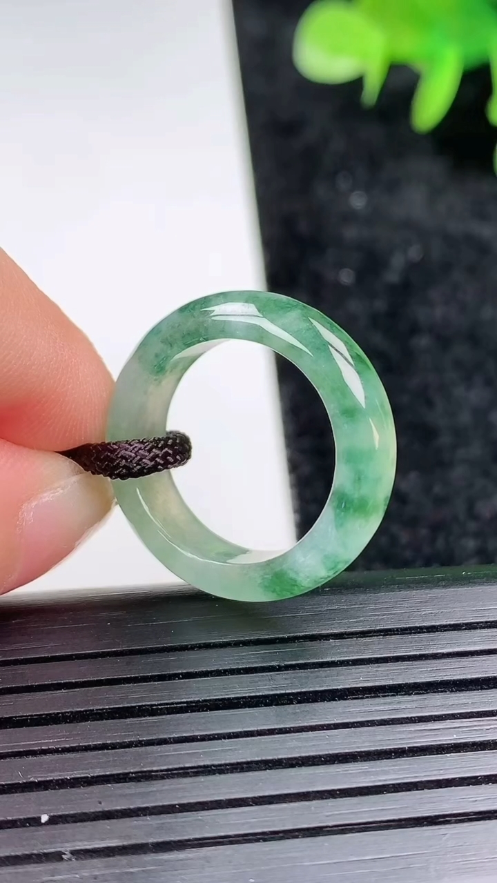 天然A货翡翠飘花素面玉指环 戒指，尺寸16.2-6-3.3，重量:3.18g2026年3月16日
工