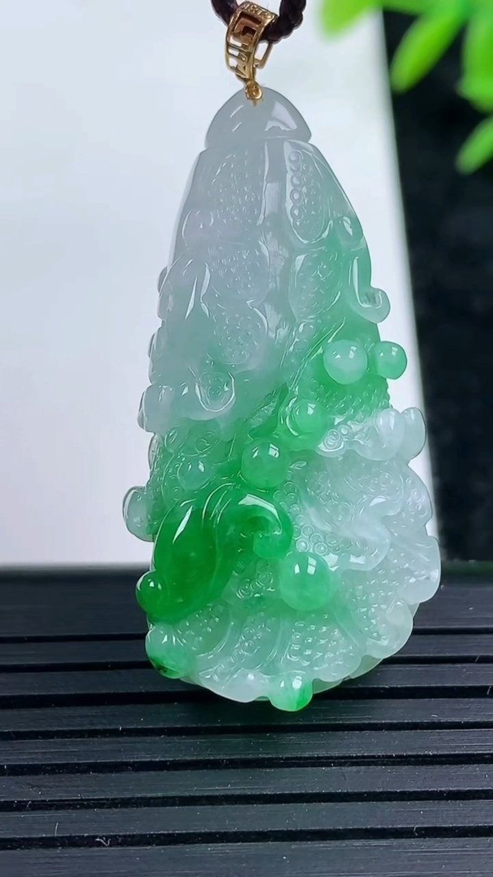 天然A货翡翠白菜吊坠，尺寸38-20-9.6，重量:10.55g
3月16日